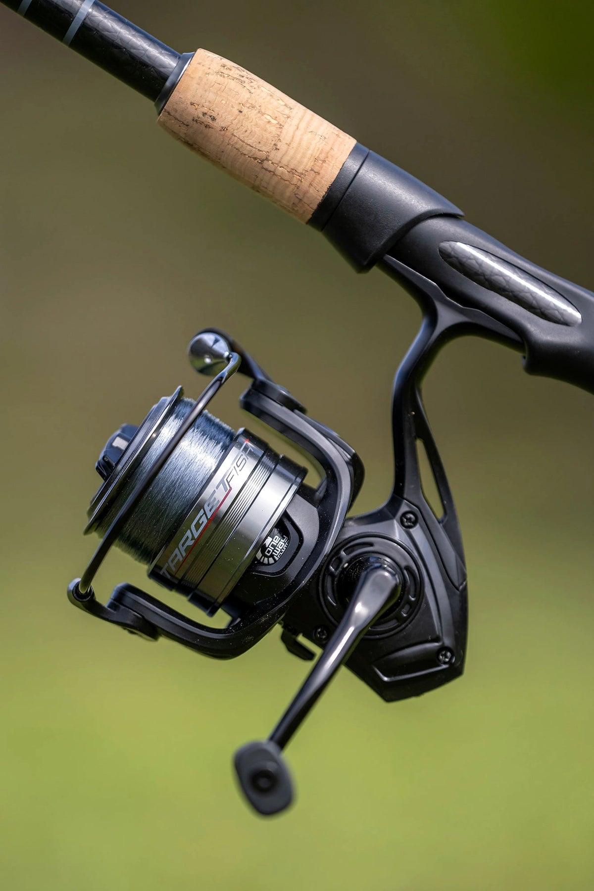 Zebco Feeder Combo – gemonteerde Target Fish-molen en kurken voorgreep tegen een groene achtergrond