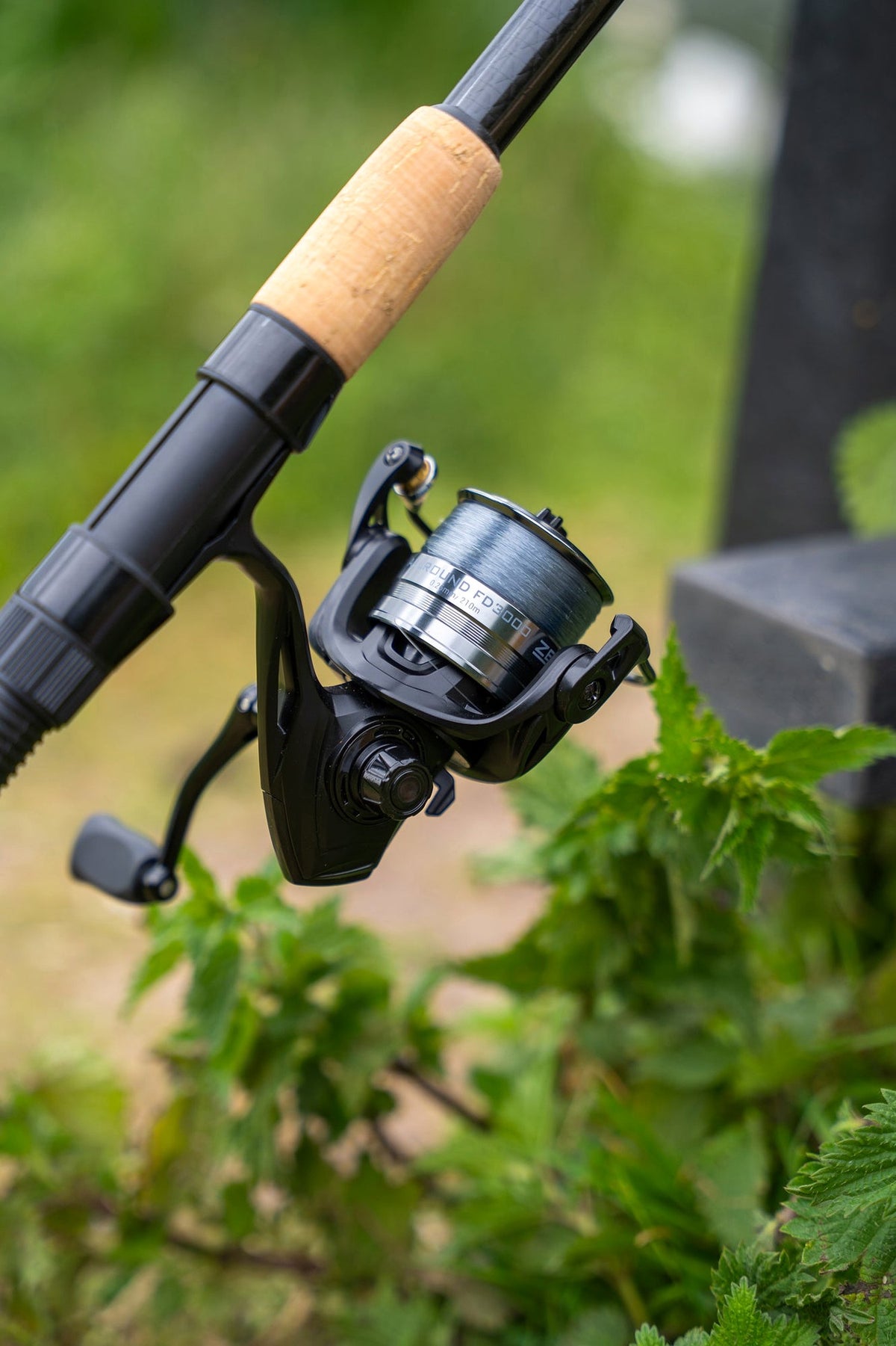 Zebco 3m Float Combo – Allround FD 3000 molen en kurken handgreep buiten in gebruik.