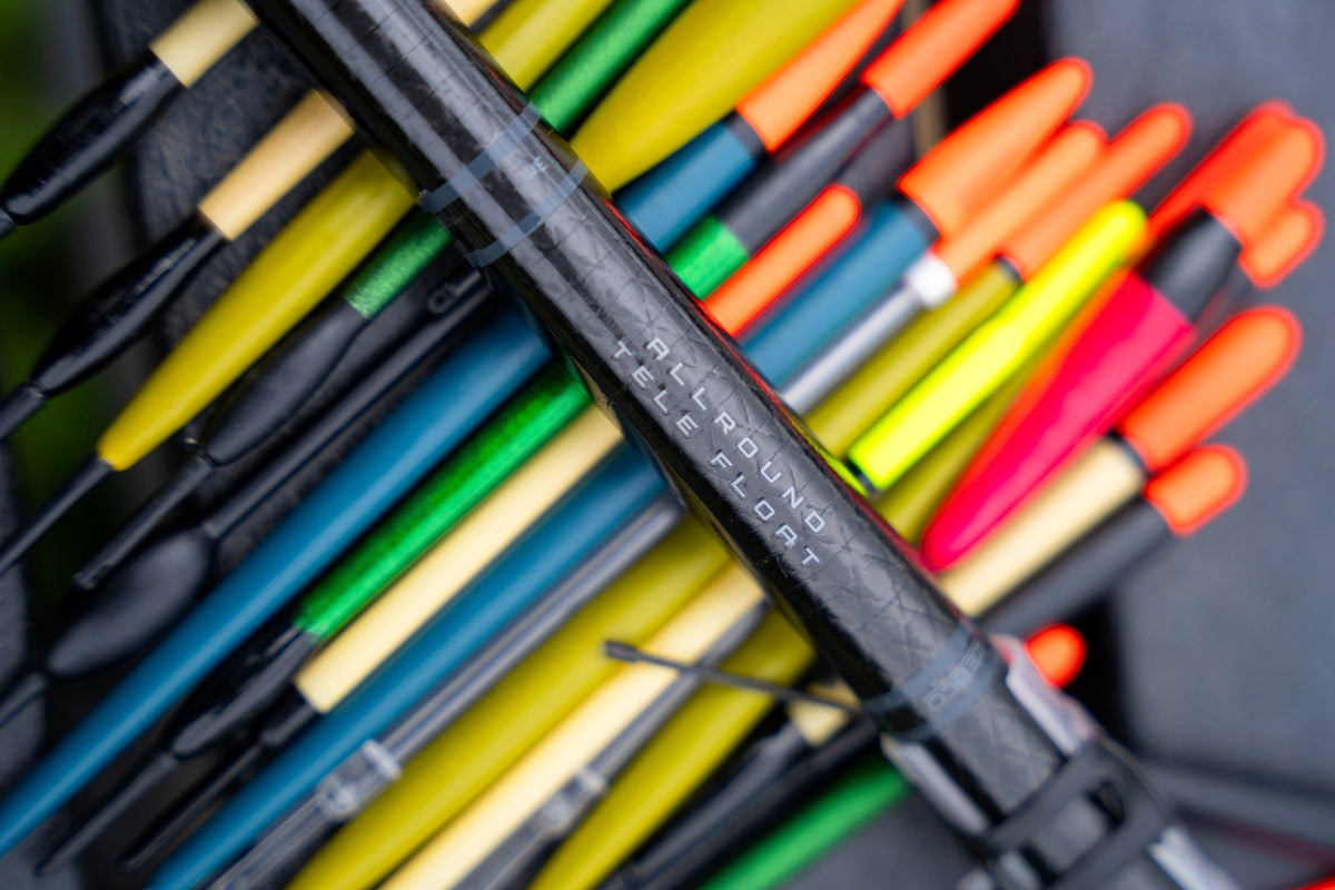 Zebco 3m Float Combo – Allround Tele Float blank en geleideoog met dobbers op de achtergrond.
