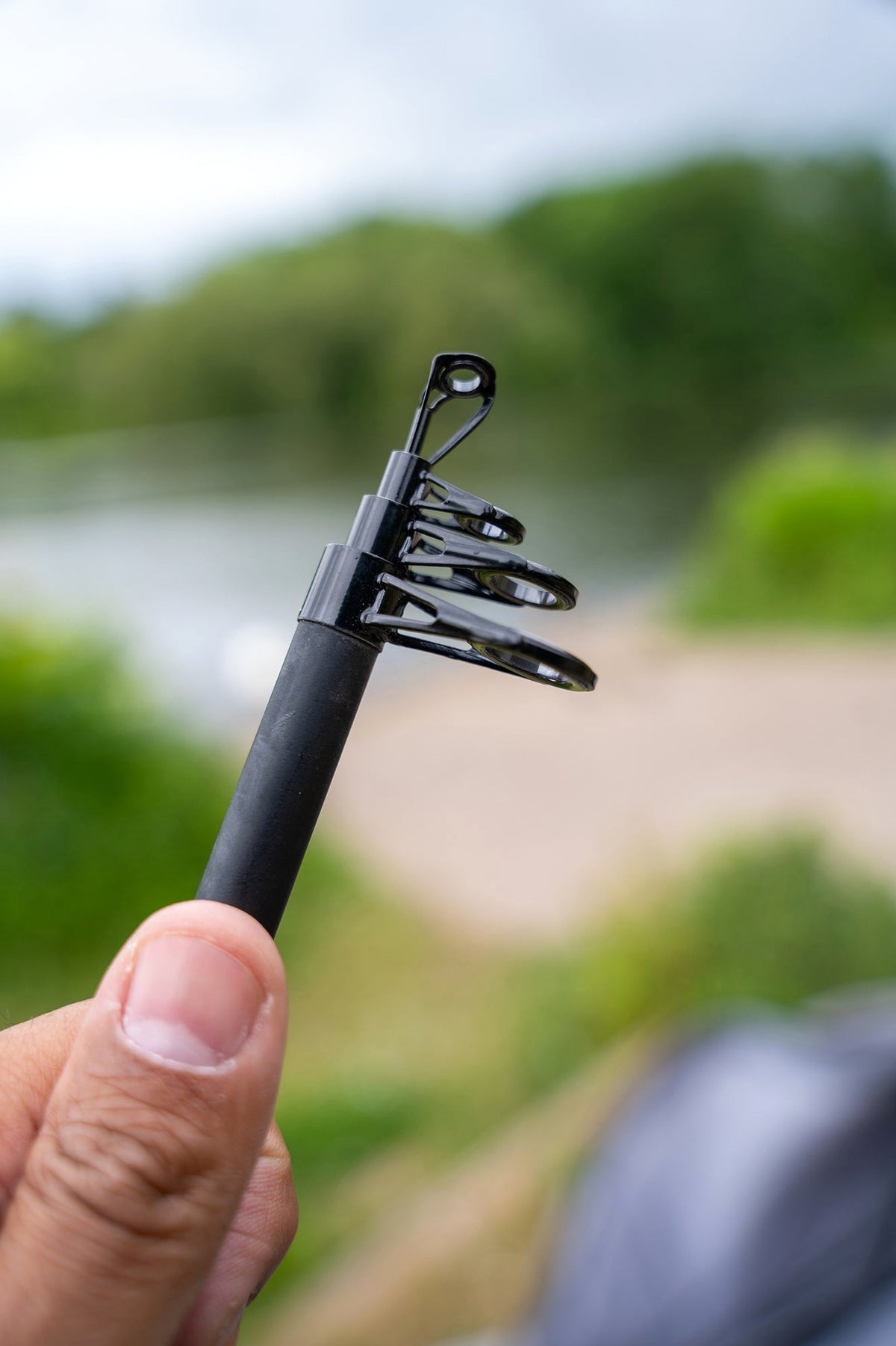 Zebco 3m Float Combo – compact ingeschoven hengeltop met geleideogen in de hand.
