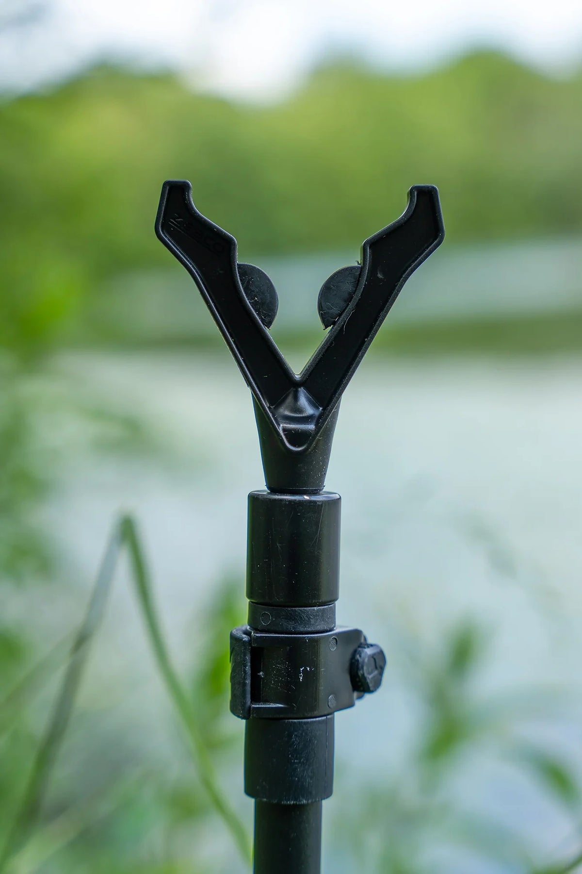 Zebco Trophy Soft Safe V Rod Holder gemonteerd op bankstick aan het water